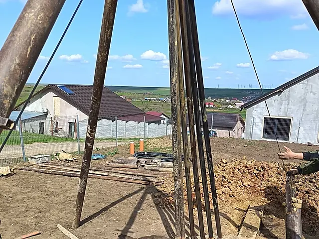 Instalatie de foraj in lucru pe teren de casa