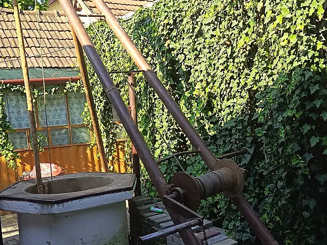 Echipa la lucru pe o prelungire de fantana